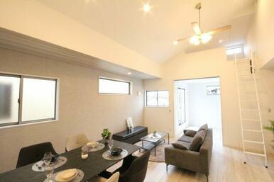 リビングの隣には4.5帖の洋室があり、ロフトもあります