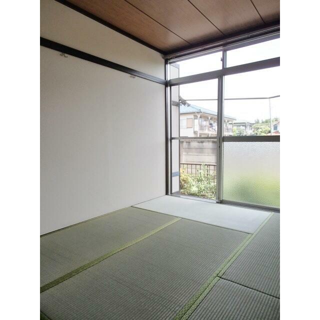 ６帖の和室に押入れ一間あります！