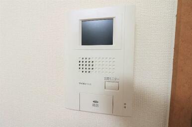 来客時に便利、ＴＶモニター付きインターホンを完備