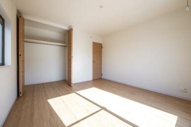 2階には、8帖・6帖・5.5帖の居室が3部屋あり、それぞれに収納を完備。さらに、2部屋はバルコニーに直結して