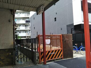 京急「川崎大師」駅徒歩１分。多くの参拝者で賑わう「表参道商店街」面の多目的な用途に適する好立地です。