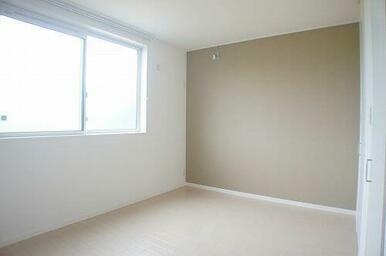 【洋室】大きな窓が付いていて明るい空間です。寝室や子供部屋ｅｔｃ様々な用途にどうぞご利用ください♪