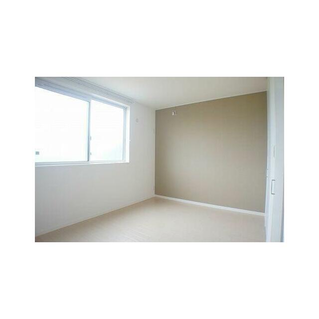 【洋室】大きな窓が付いていて明るい空間です。寝室や子供部屋ｅｔｃ様々な用途にどうぞご利用ください♪