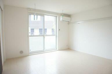 【ＬＤＫ】南側の大きな掃きだし窓から明るい光と風がそそぐ快適な空間です◎もちろん冷暖房が付いていま…