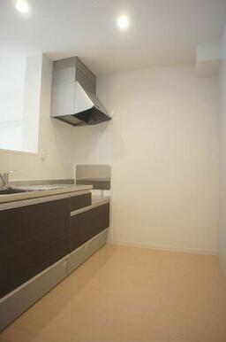 【キッチン】吊戸棚のないオープンカウンターキッチンは、開放的で明るい雰囲気の空間を演出します♪