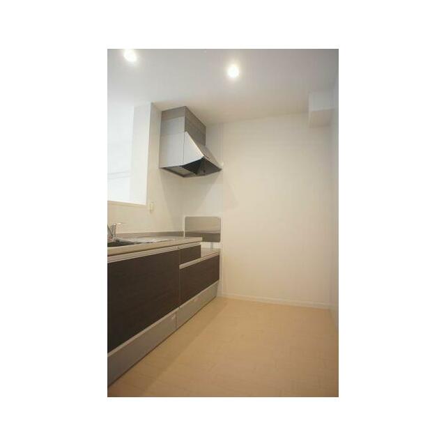 【キッチン】吊戸棚のないオープンカウンターキッチンは、開放的で明るい雰囲気の空間を演出します♪