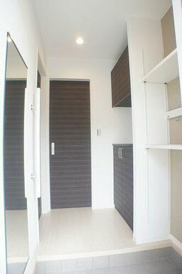 【玄関】上下に分かれた下駄箱は収納量はもちろん、お花や写真などを飾って彩りのある空間を演出できます…