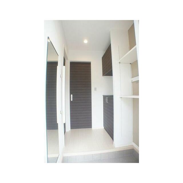 【玄関】上下に分かれた下駄箱は収納量はもちろん、お花や写真などを飾って彩りのある空間を演出できます…