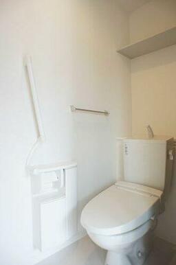 【トイレ】老若男女に人気アイテムの洗浄機能付暖房便座です！上部には空間を利用しトイレットペーパー等…