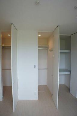 【収納】壁面の収納スペースは大きく扉が開くので、しまってあるものが一目でわかり出し入れも簡単ですよ…