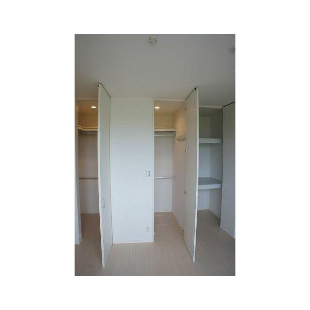 【収納】壁面の収納スペースは大きく扉が開くので、しまってあるものが一目でわかり出し入れも簡単ですよ…