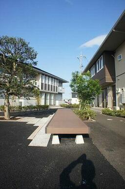 憩いのひと時の為のベンチ。