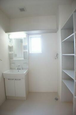 【洗面所】とても便利な洗髪洗面化粧台は人気アイテム！上部には収納棚があって、日用品の買いだめ等を置…