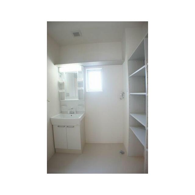 【洗面所】とても便利な洗髪洗面化粧台は人気アイテム！上部には収納棚があって、日用品の買いだめ等を置…