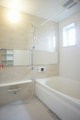 【浴室】１日の終わりは清潔感のある快適な空間で、ゆっくりと疲れを癒してください♪２４時間換気システ…