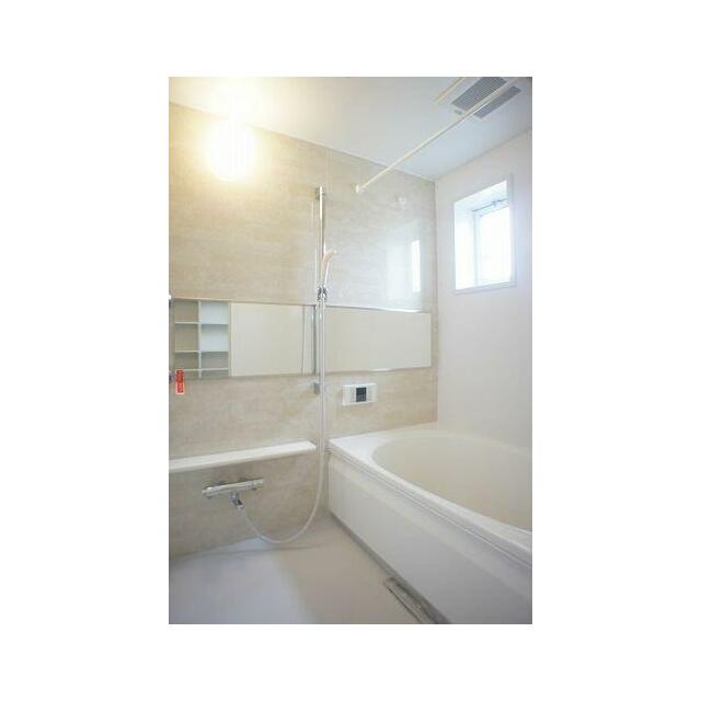 【浴室】１日の終わりは清潔感のある快適な空間で、ゆっくりと疲れを癒してください♪２４時間換気システ…