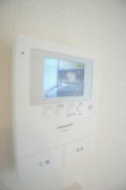 【ＴＶドアホン】来訪者を声と映像で確認できて安心を与えるカラーモニター付ドアホン♪録画機能付きで不…