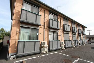 全１２邸が南西向き、前面は敷地内駐車場です。