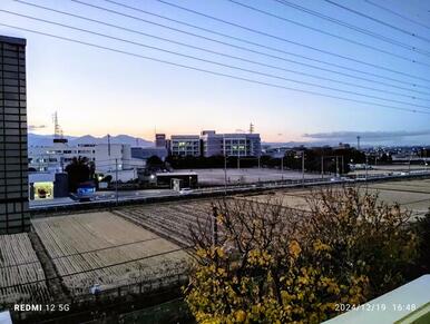 マンション西側階段からの風景。小学校がすぐ近くです。