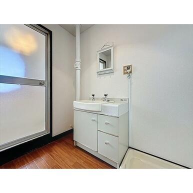 お出かけ前の身だしなみは独立洗面台で