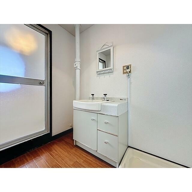 お出かけ前の身だしなみは独立洗面台で