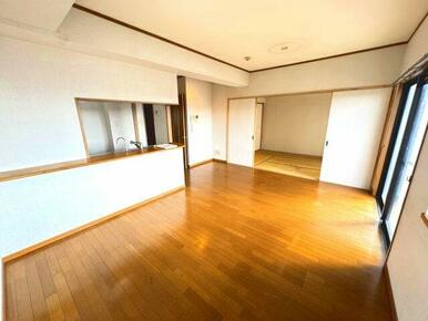 キッチン前のカウンター下には棚を置いて収納を増やすのも◎