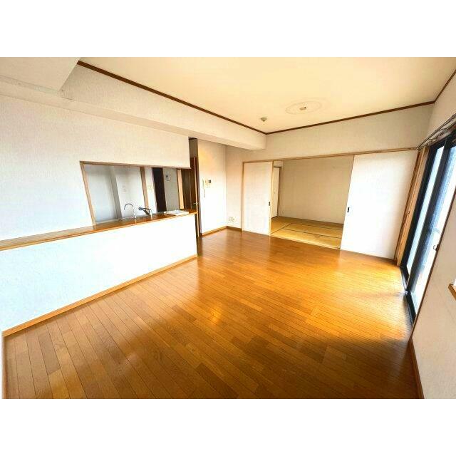 キッチン前のカウンター下には棚を置いて収納を増やすのも◎