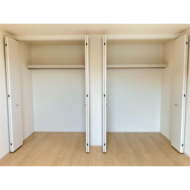 空間の使い方はいろいろ。服だけでなくさまざまなアイテムの収納にも◎（15号棟）