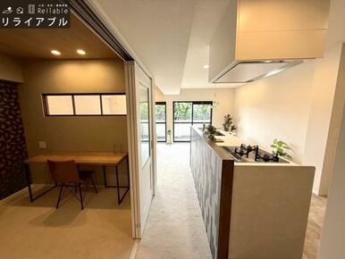 リビング横の洋室は仕切ることもでき、仕事からプライベートまで用途色々！