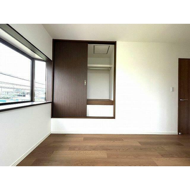 「２階洋室＿約６．８帖」大きな収納付きの部屋です。