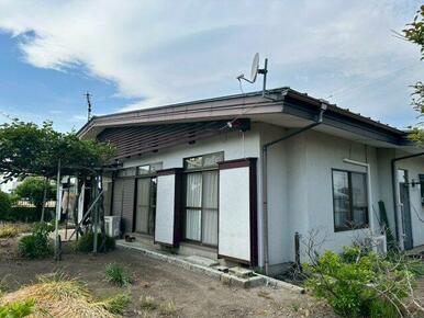 南面からの陽光を遮るもののない、平屋建ての住宅です。
