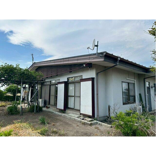 南面からの陽光を遮るもののない、平屋建ての住宅です。