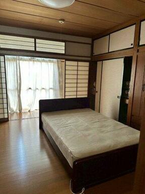 大きな開口部から心地よい風が通る、独立性の高い居室。