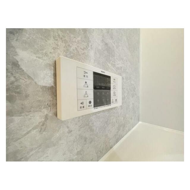 ボタンひとつでお湯張りや追い焚き、温度調整までしてくれる便利なオートバス機能付き！