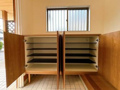 「玄関」靴箱の収納です