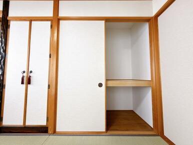 西側和室の収納の様子です