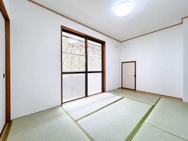 「和室」別角度写真です。押し入れのほかに、階段下収納がございます。