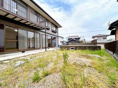 「庭」敷地南側のお庭の写真です。バトミントンやキャッチボールも楽しめそうな、ゆったりとした広さです。
