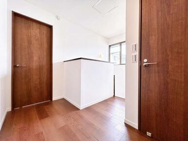 「2階廊下」フロアタイル張、クロス張替、照明交換等を行いました。照明はダウンライト仕上げです。