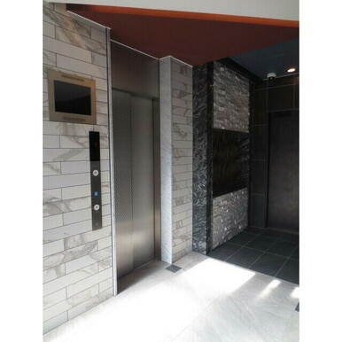 エレベーターホール　1FにはEV内モニター有り