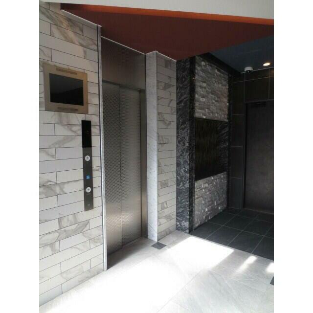 エレベーターホール　1FにはEV内モニター有り