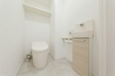 清潔感あふれるトイレは、訪れる人に心地よい印象を与えます。独立型手洗いカウンターと収納で、機能性と美