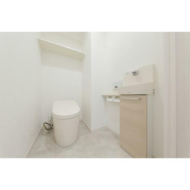 清潔感あふれるトイレは、訪れる人に心地よい印象を与えます。独立型手洗いカウンターと収納で、機能性と美