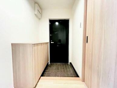 玄関　靴箱あり　右手のドアから洗面所にすぐ入れます。