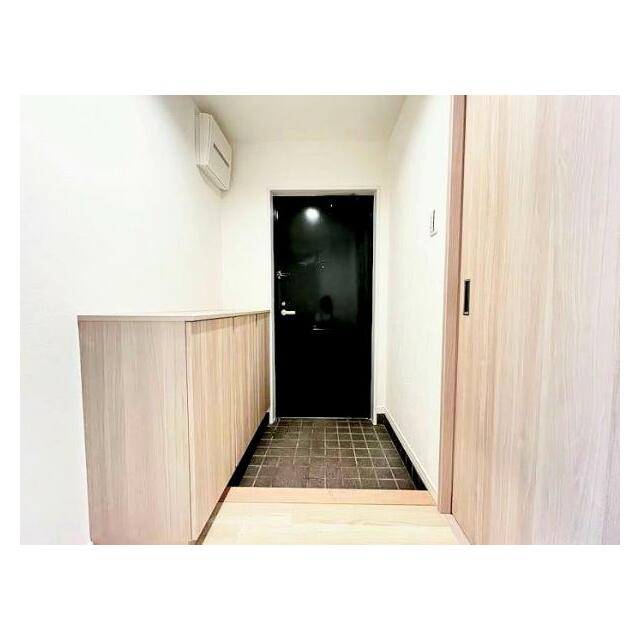 玄関　靴箱あり　右手のドアから洗面所にすぐ入れます。