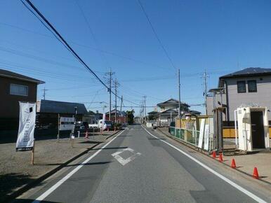 前面道路含む現地写真です