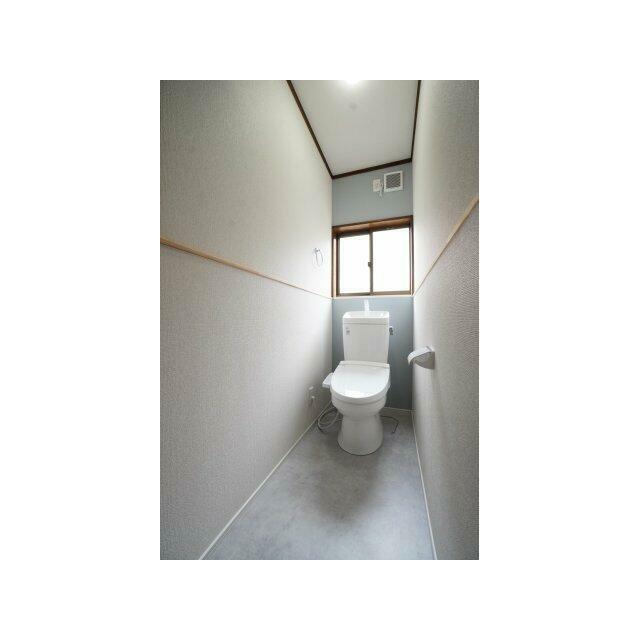 トイレも新品に交換！クロス・床の張替えも行い、清潔感のあるスッキリとした空間に♪