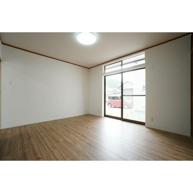 1階6帖洋室。クロス・床の張替を行いました。