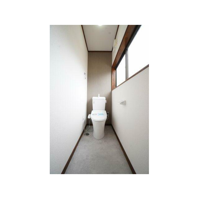 2階にもトイレあります！トイレ新品、クロス・床の張替え済みです！