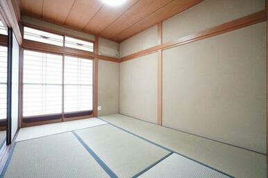 1階6帖和室。畳の表替え、襖・障子の張替えを行いました！8帖和室と繋げて14帖の広さでも使用可能♪